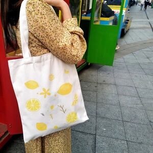 Stylish White Fruit Canvas Tote Bag with Yellow Accents